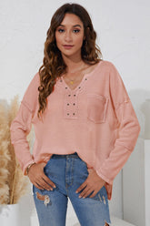 Camiseta de color liso con cuello en V y patchwork